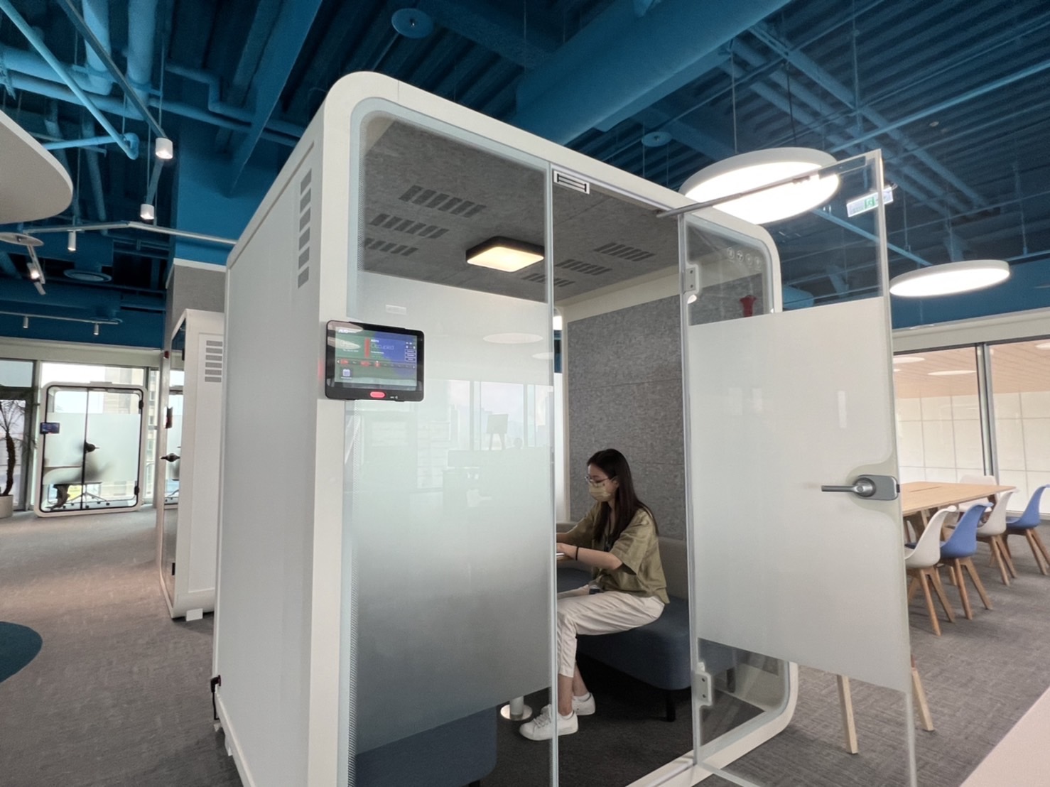 asiagame高雄據點的智慧行動辦公艙，展現asiagame在面板以外的研發應用軟實力