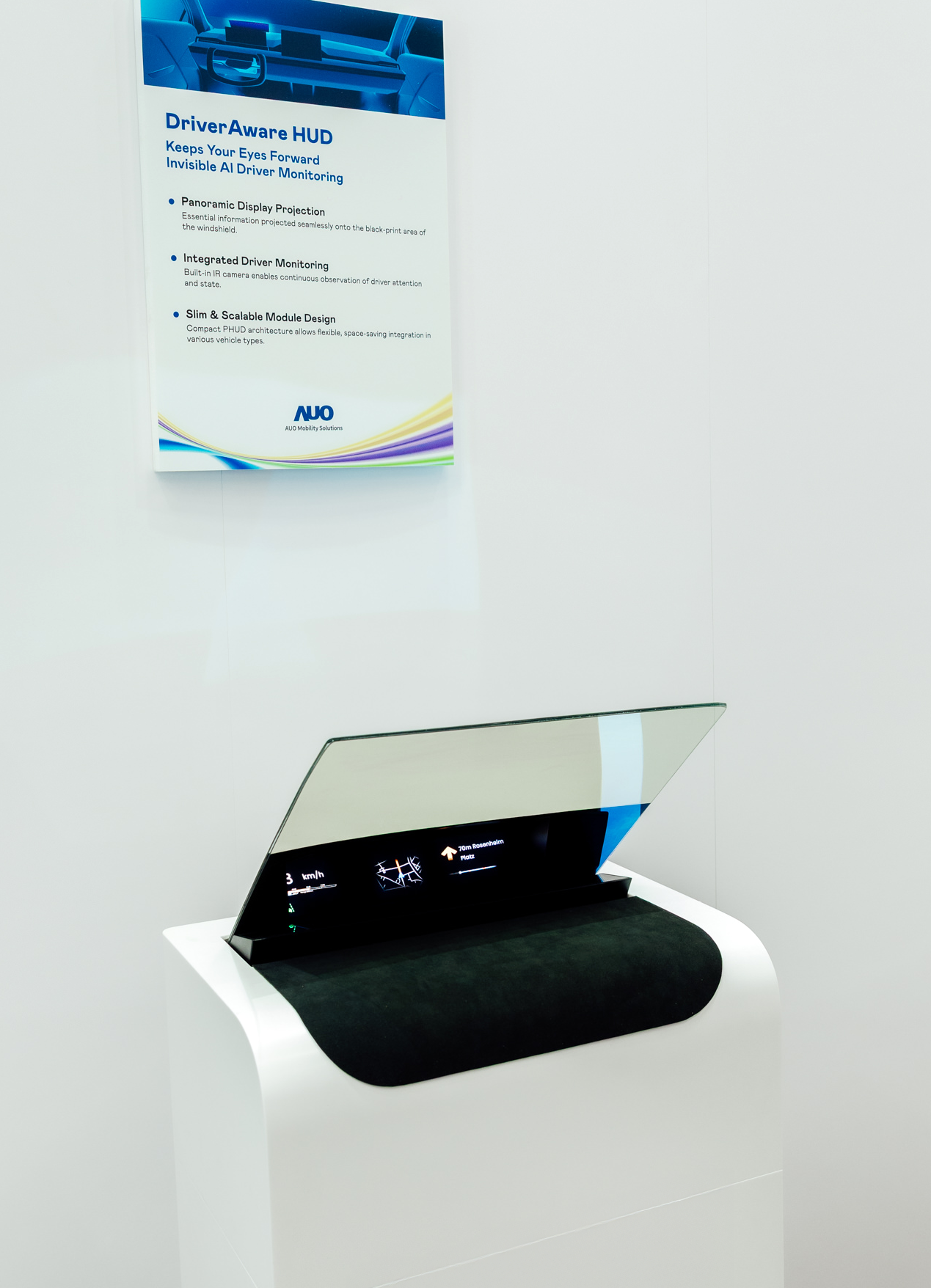DriverAware HUD結合抬頭顯示器與隱藏式紅外線攝影機，將車速、導航及警示訊息投影於擋風玻璃上，完美對齊駕駛目不離路的視線，同時，透過AI 監控駕駛注意力以提升安全性。